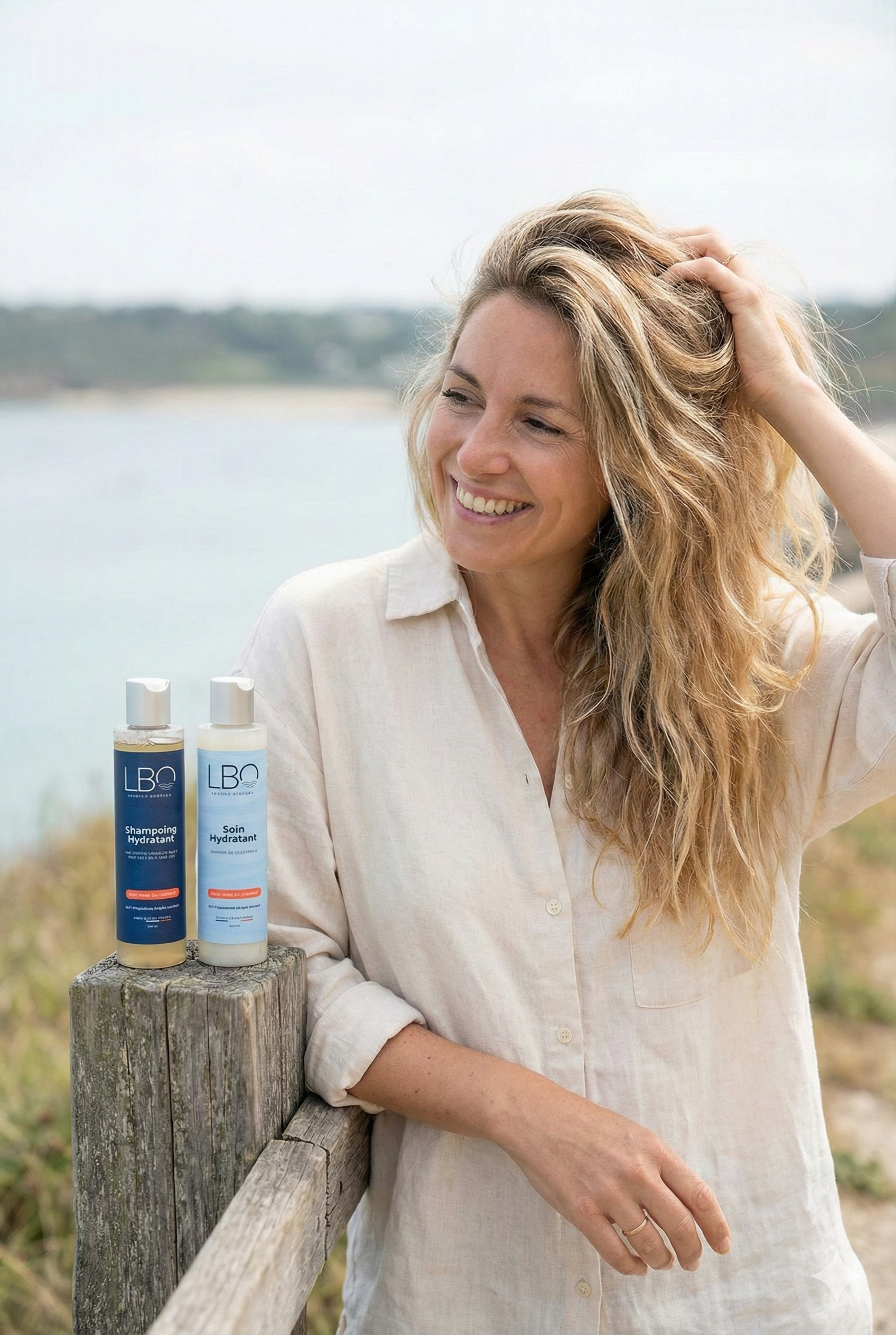 Femme avec des cheveux légers et brillants, bord de mer breton, produits LBO Aqua Combo